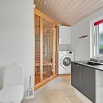 Three-bedroom With A Fireplace In بيت للعطل *