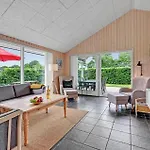 بيت للعطل Three-bedroom With A Fireplace In *